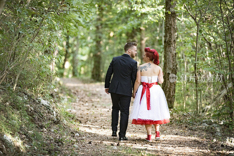 丈夫和妻子走在森林小径上