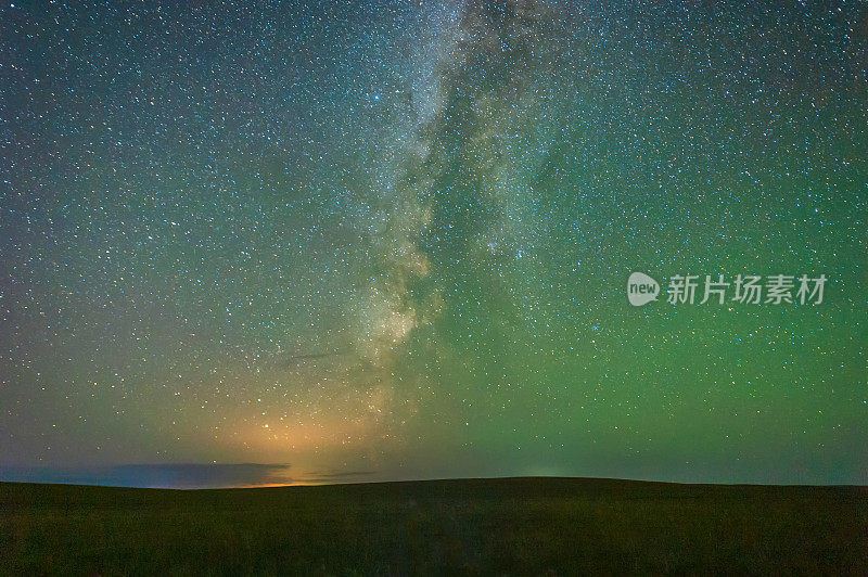 夏天，银河耸立在草原之上