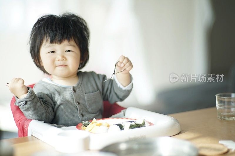 小男孩在家吃饭