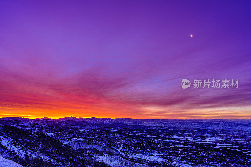 高山日出七彩天空