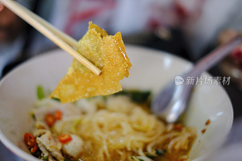 曼谷馄饨面是世界著名的泰国馄饨面，传统上用筷子和勺子吃。