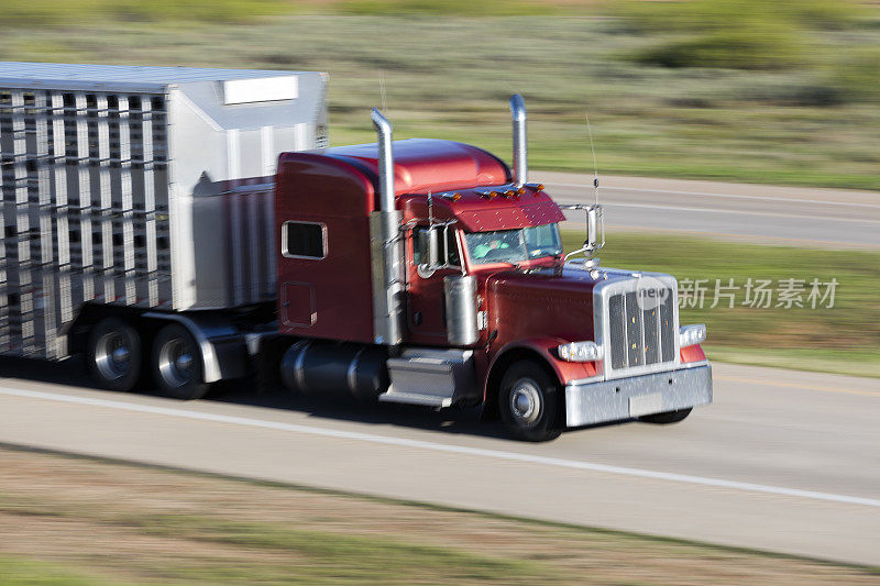 红色半挂车在美国德克萨斯州66号公路上超速行驶