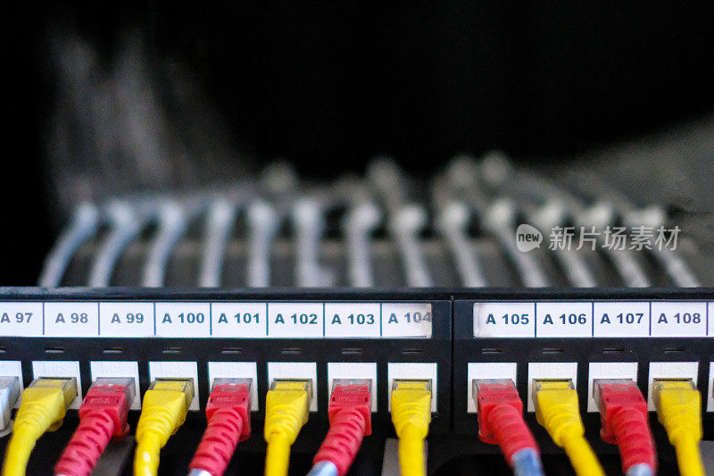 ISP的网络路由器。许多电线连接到功能强大的互联网服务器的网络接口上。服务器机房数据中心的计算机设备机架。