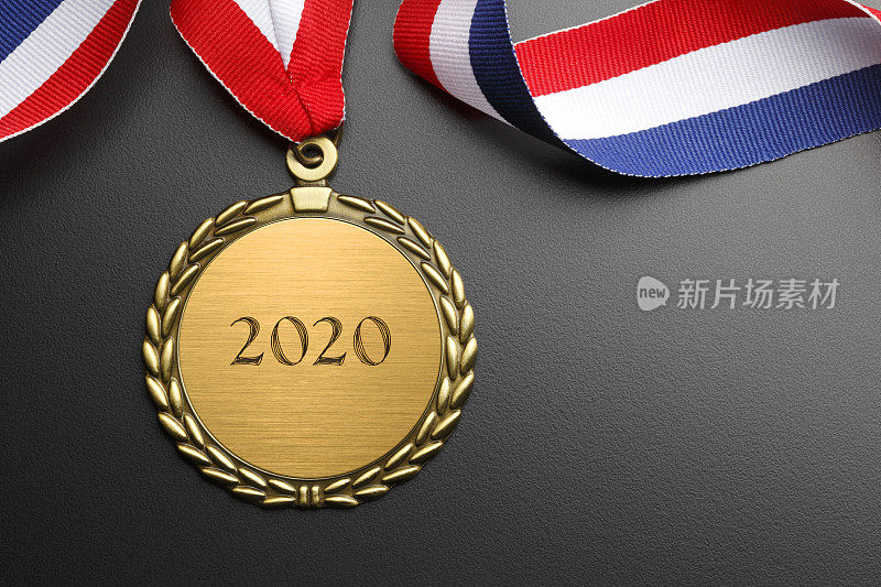 黑色背景上刻有2020年金牌