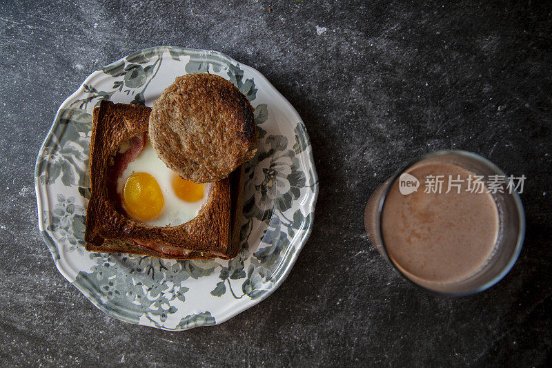 自制早餐:鸡蛋烤三明治和热巧克力