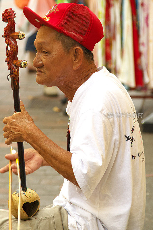 男子弹奏二胡乐器新加坡
