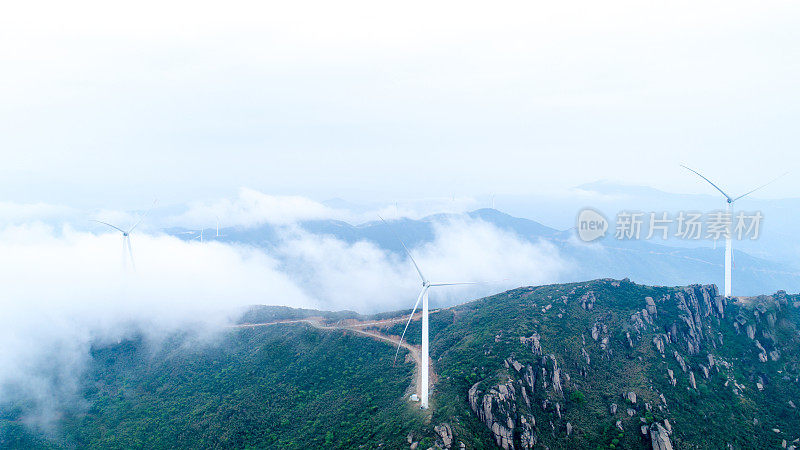 鸟瞰图风力涡轮机在阳光明媚的早晨