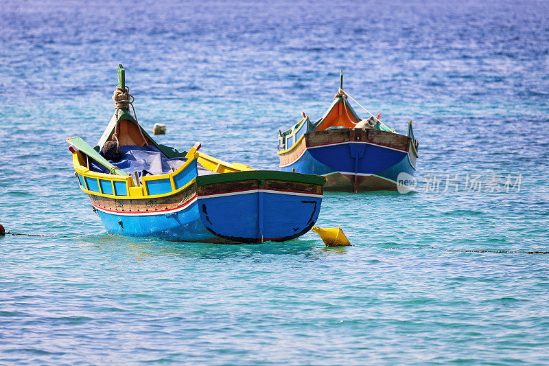 马耳他-地中海的旅游目的地，海湾里的渔船