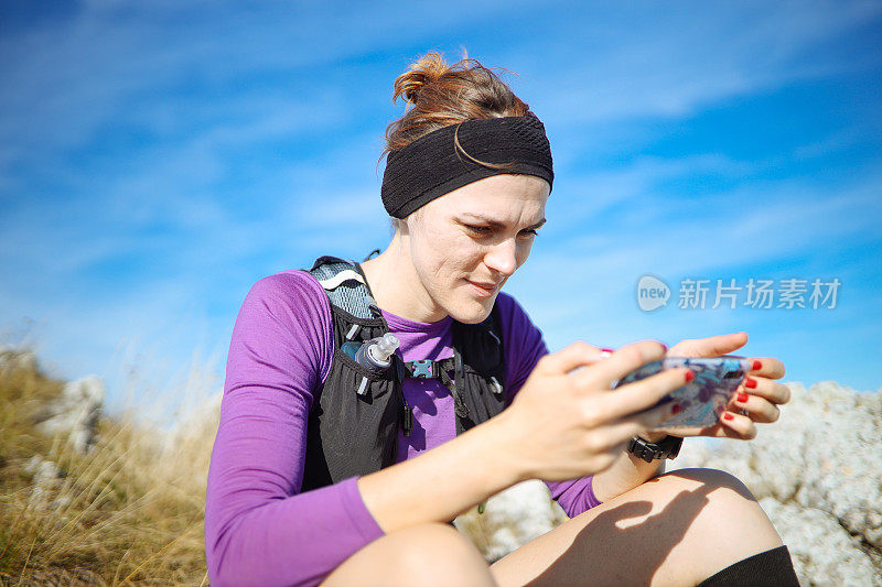 女人在大自然中锻炼，查看gps地图