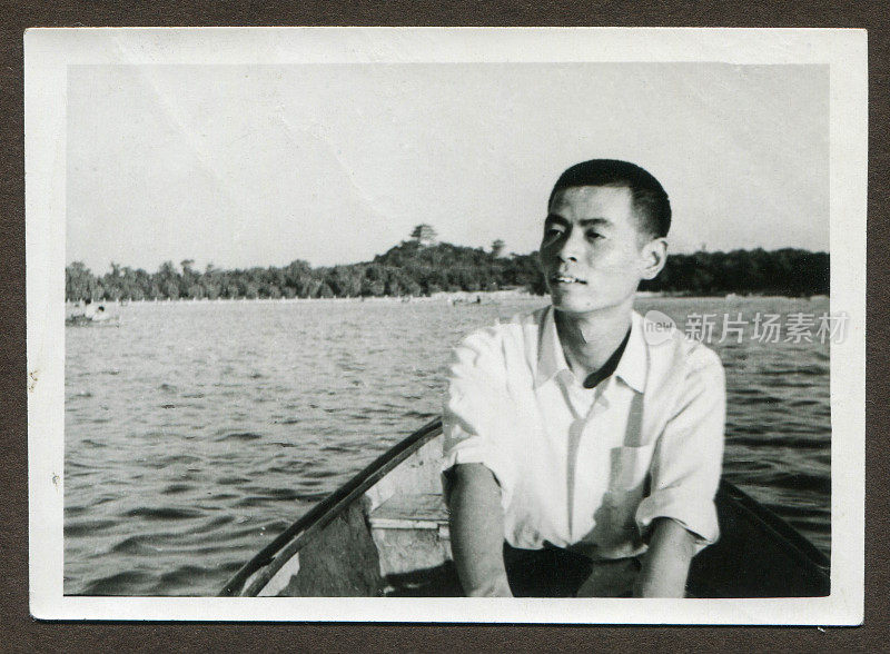 70年代中国青年肖像单色老照片