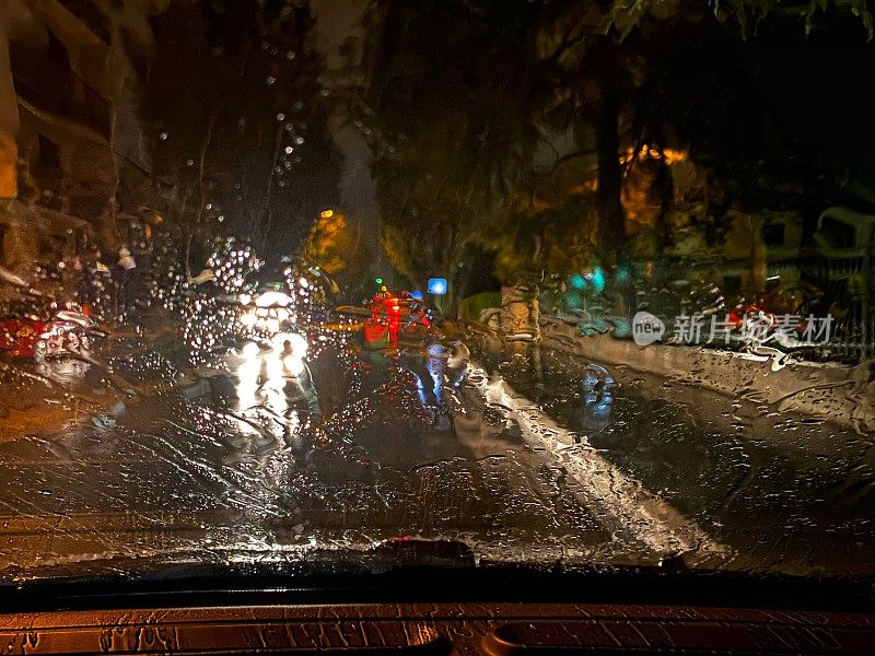 在下雨的夜里开车