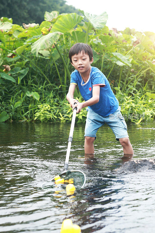 孩子们在小溪边钓鱼