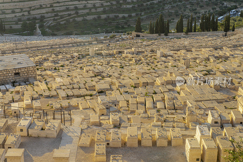 以色列耶路撒冷老城墓地的高角度视图。