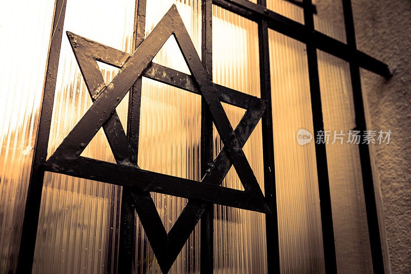 犹太教堂外铁栅栏上的大卫之星