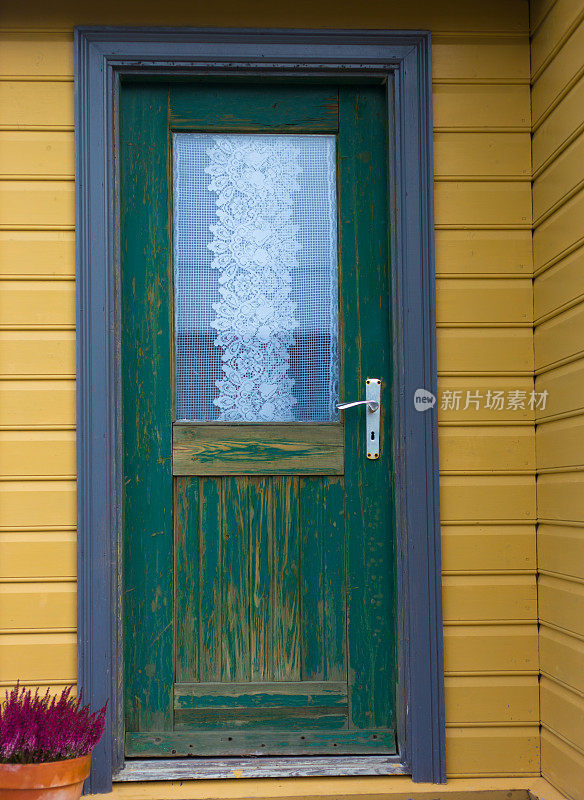 Siglufjörður，冰岛:黄色房子的绿门特写