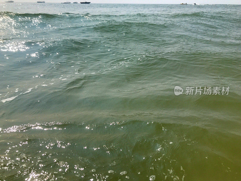 印度果阿，海浪冲向相机