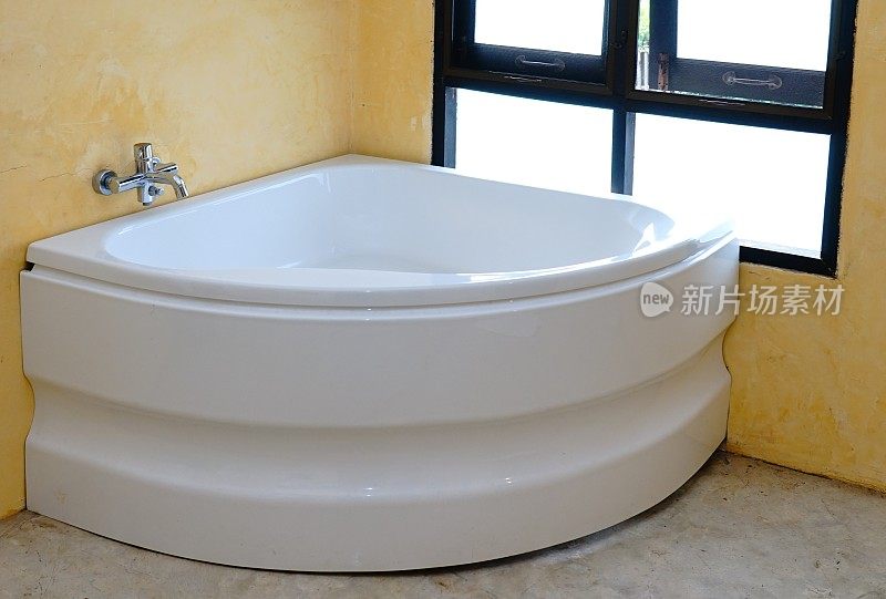 灰色浴室里的白色浴缸
