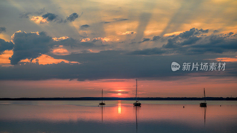 湖上的日落和小船的剪影
