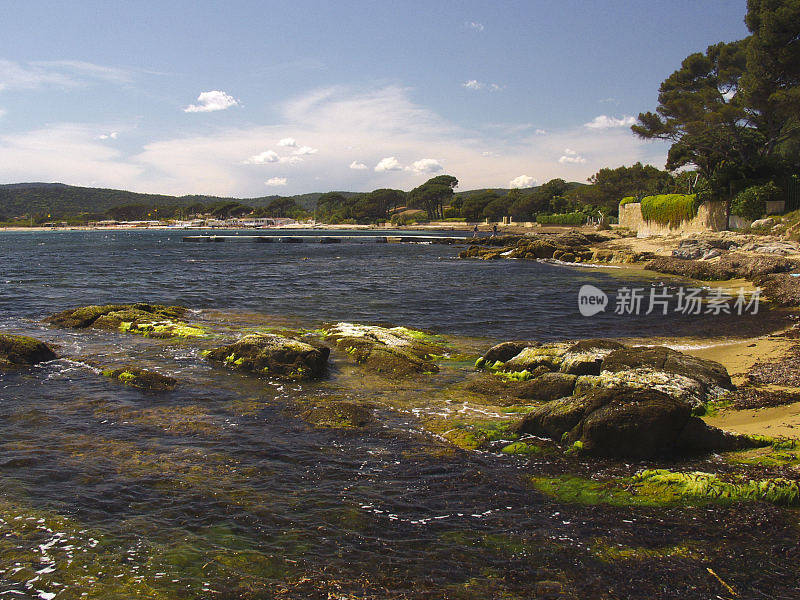 圣特罗佩瓦尔普罗旺斯海岸南部法国-世界著名的旅游胜地和度假胜地在一个温暖阳光明媚的夏日。大溪地海滩广场。