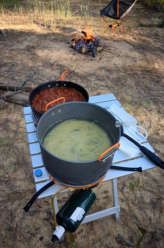 用野营炉烹饪意大利面