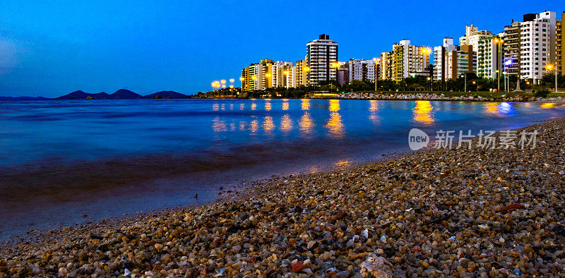 贝鲁特北路的夜景，在Florianópolis，与建筑物的倒影在海上照明。