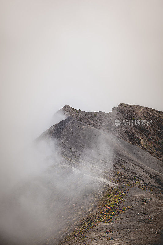 伊拉苏火山山脊，富饶海岸