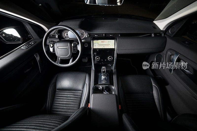 黑色皮革内饰的高级英国suv。路虎发现运动2020。两个LCD屏幕多媒体和舒适，气候控制和导航面板。驾驶室和仪表盘的大全轮驱动汽车。