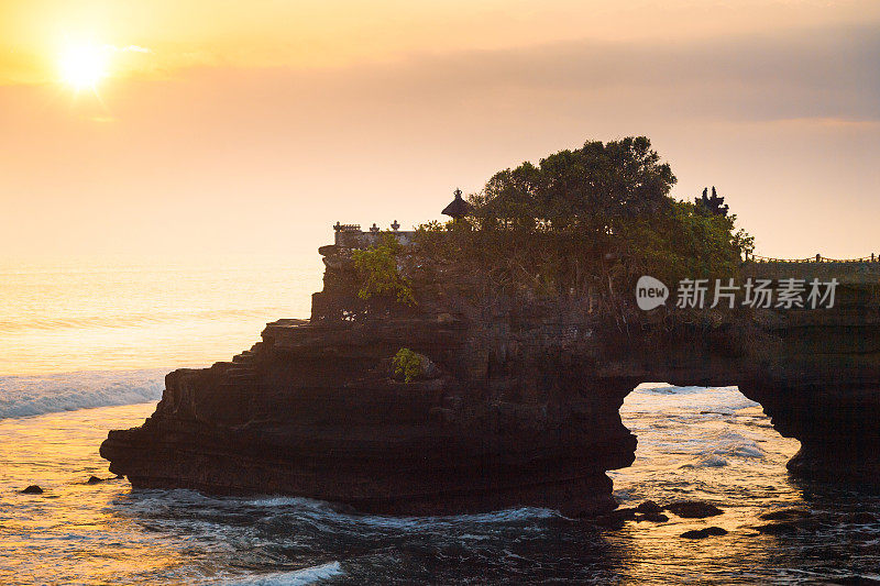 在印度尼西亚巴厘岛日落时，海上的塔纳洛特神庙的宽角视图