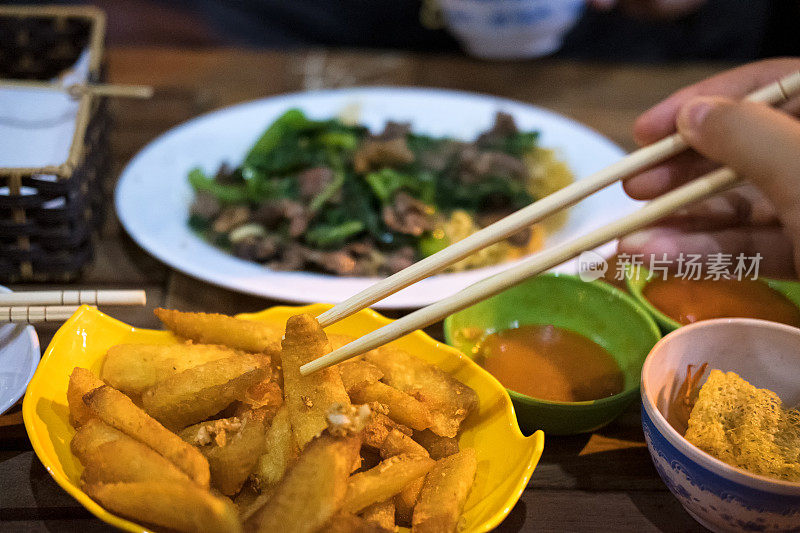 越南薯条和晚餐，户外夜市，河内