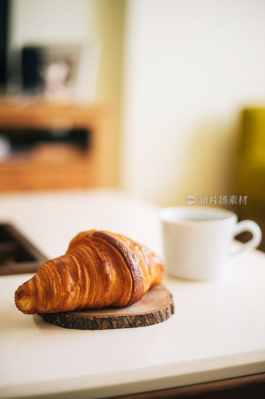 新鲜牛角面包一杯咖啡和牛角面包