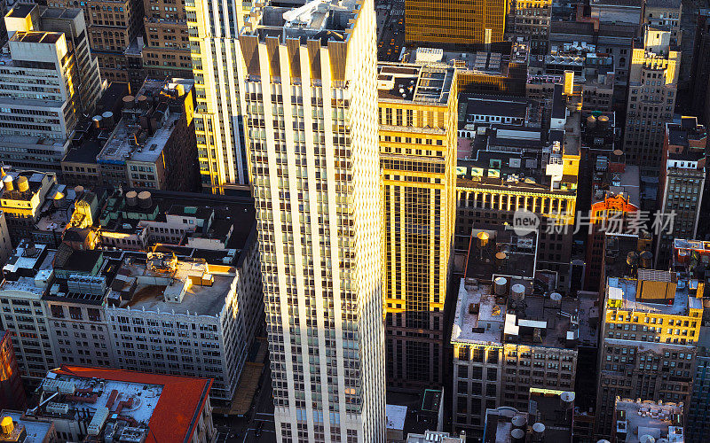 鸟瞰图在日落纽约摩天大楼反射