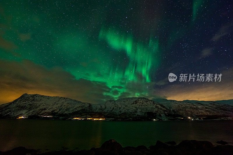 令人惊叹的北极光，北极光越过欧洲北部的罗浮敦群岛，挪威