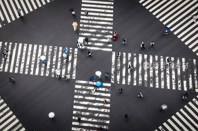 在银座十字路口行走的通勤者