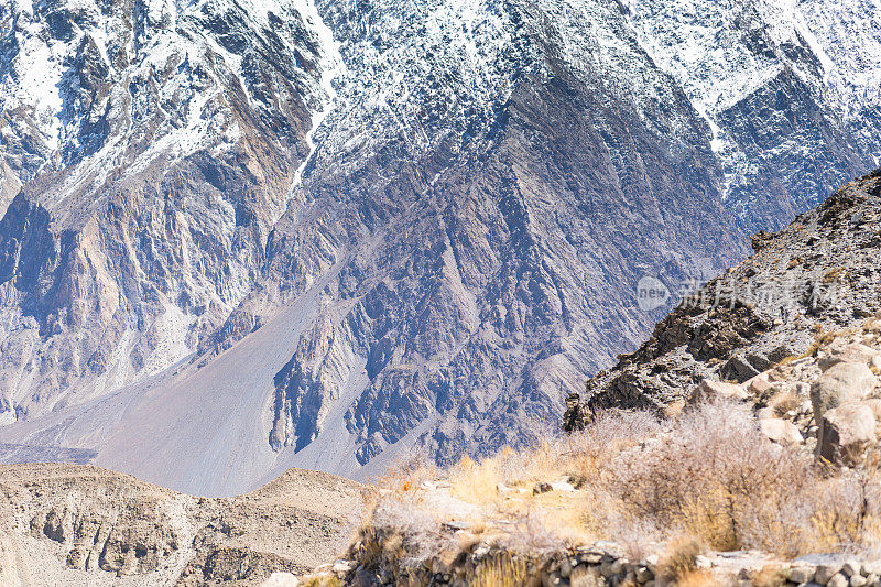 自然景观巴基斯坦秋天的喀喇昆仑山脉，乔戈里峰和南迦帕尔巴特，帕苏山谷和冰川。