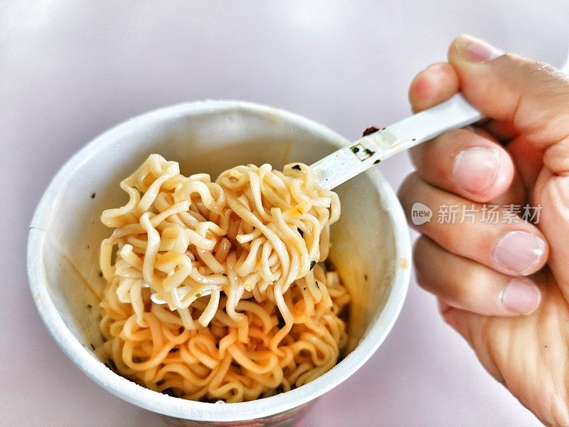 面汤食物在杯子里在家即食