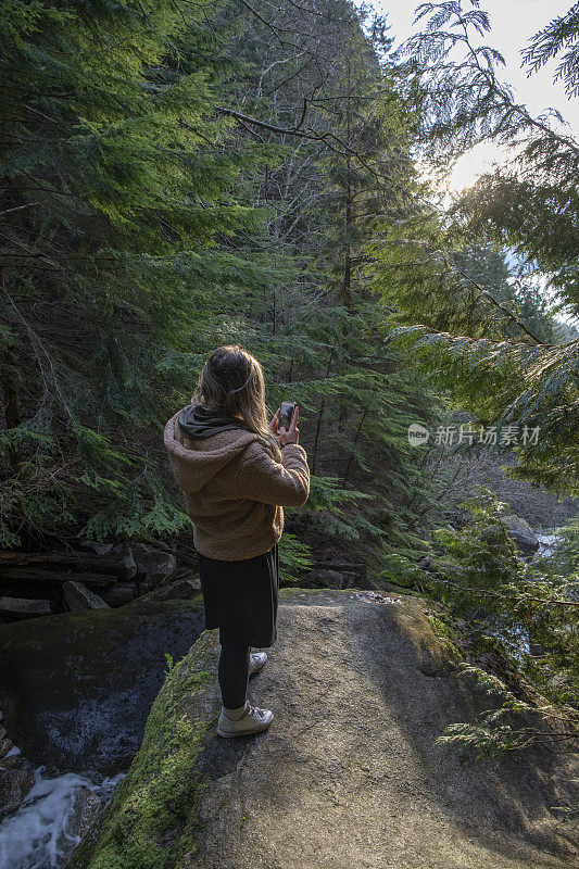 一名女性徒步旅行者在山脊上停下来