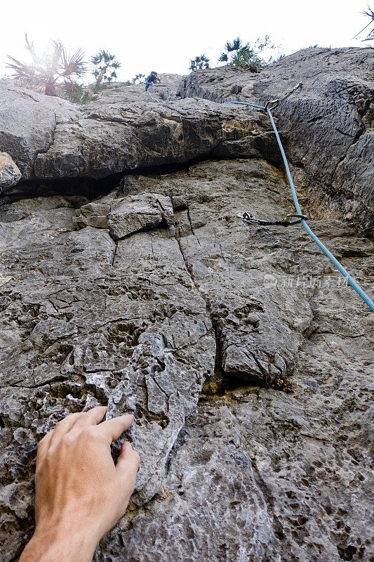 在墨西哥的波特雷罗·德·奇科，攀岩者手握岩石向上看