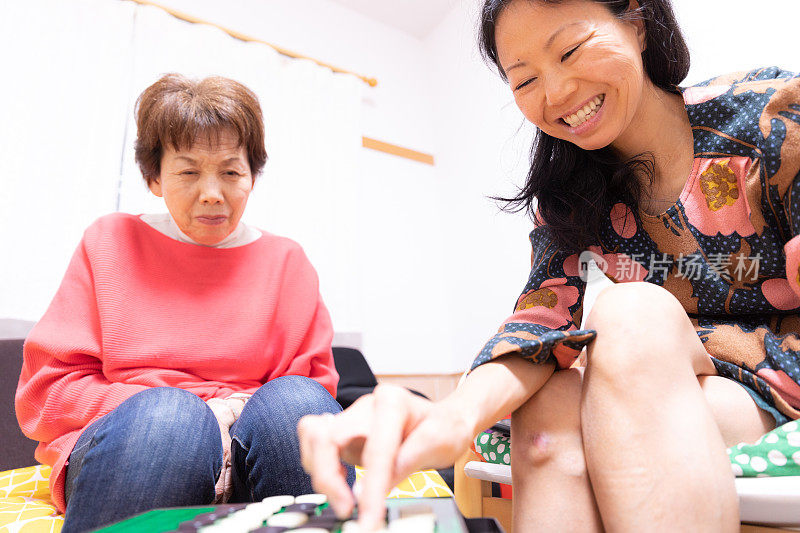 妈妈和女儿在玩棋盘游戏