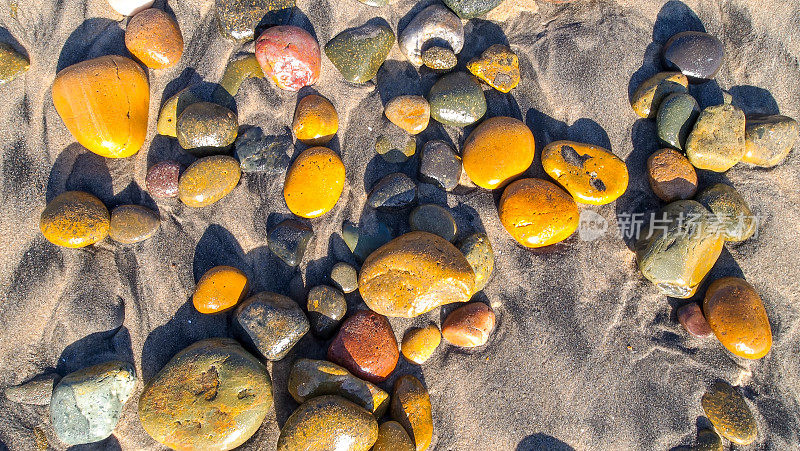 温暖的夕阳照亮了墨西哥太平洋海岸的一些石头