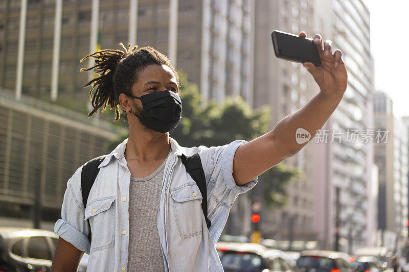 圣保罗市保利斯塔大道的一名男子。