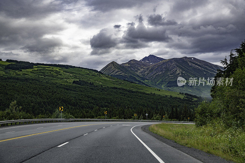 位于基奈半岛的阿拉斯加高速公路