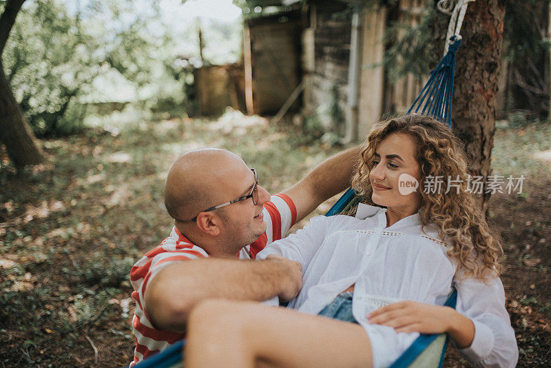 一对可爱的夫妇在村里享受一天