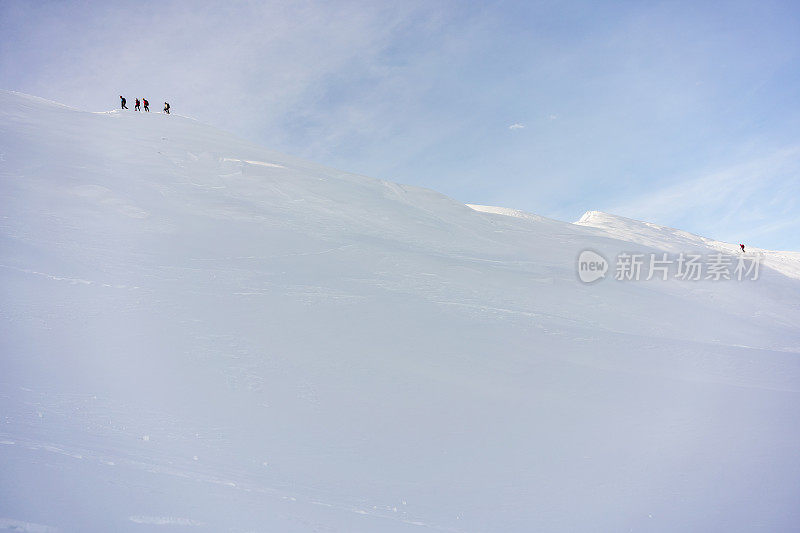 雪山山脊上的一群徒步旅行者