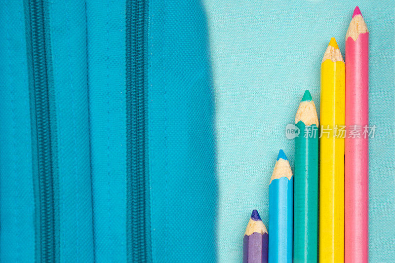 彩色铅笔和书包
