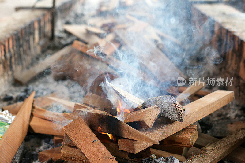 典型的亚洲食物――“Lemang”(芭蕉叶包竹蒸糯米)