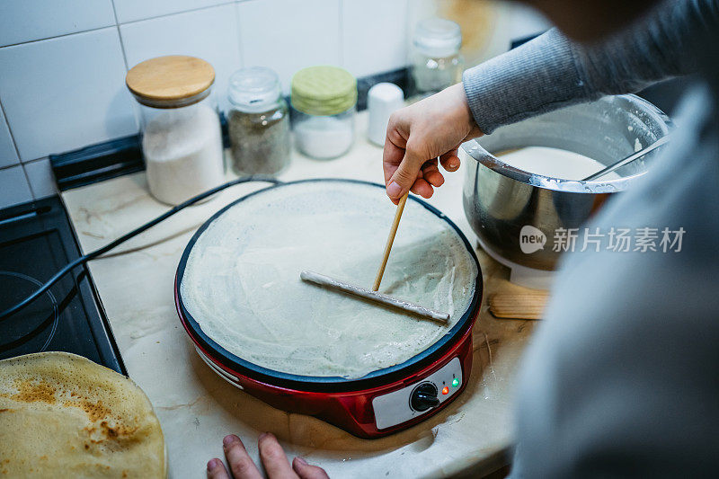 女人做煎饼