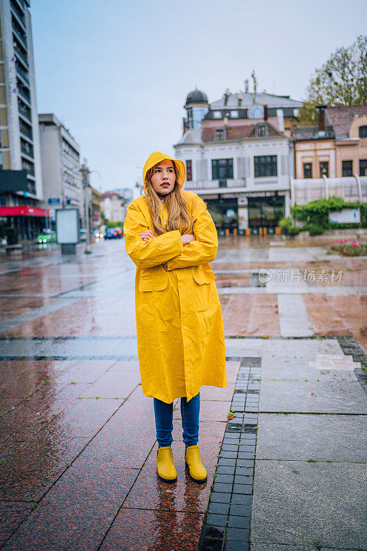 一个女人站在雨中冻僵了