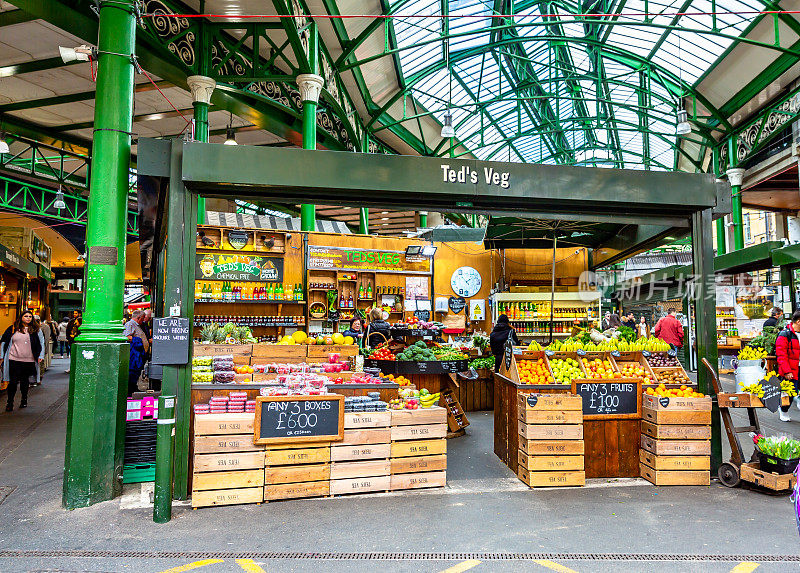 英国伦敦博罗市场的市场摊位，出售新鲜水果和蔬菜