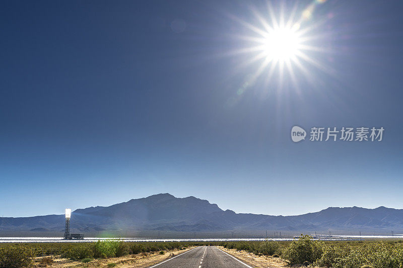 美国南加州沙漠景观上的太阳能热能发电厂