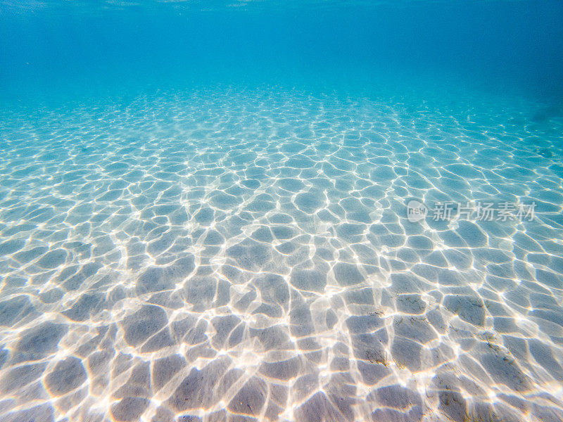 水下的海景，白色的沙底